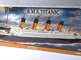 une photo d'une maquette de bateau sur une table