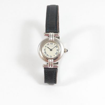 une image représentant une montre-bracelet avec un bracelet noir et un cadran blanc