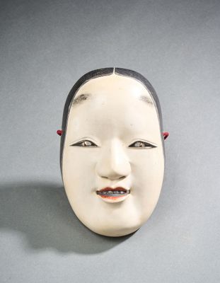 un masque blanc avec un nez noir et un nez rouge