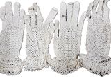 quatre paires de gants blancs en tricot empilées les unes sur les autres