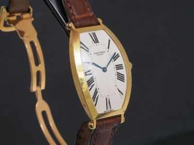 gros plan d'une montre-bracelet avec des chiffres romains