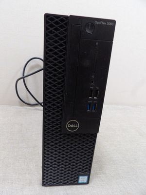 un ordinateur de bureau Dell posé sur une surface blanche