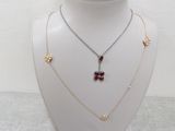 un gros plan sur un mannequin portant un collier et un autre collier