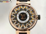 un gros plan d'une montre au cadran noir et doré
