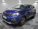 Le SUV bleu est garé dans une pièce au sol carrelé.
