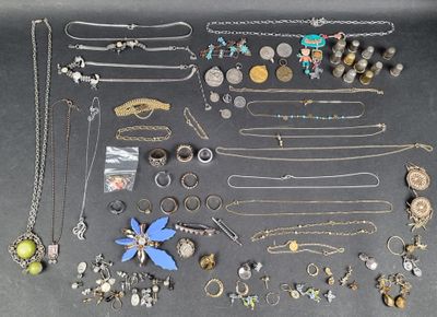 de nombreux types de colliers et de bracelets sur la table