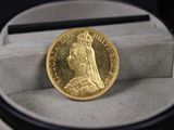 une pièce d'or posée dans une boîte sur une table