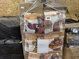 une pile de cartons empilés les uns sur les autres sur une palette