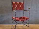 une image représentant une chaise sur laquelle est posé un coussin rouge