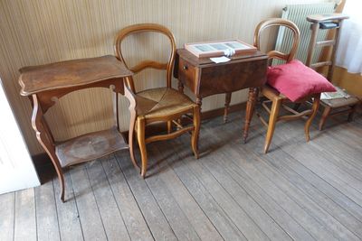 trois chaises et une table dans le coin d'une pièce
