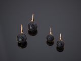 un lot composé de trois boucles d'oreilles noires et dorées et d'une paire de boucles d'oreilles