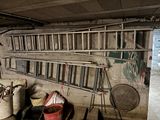une pièce dans laquelle se trouvent une échelle, des seaux et d'autres objets