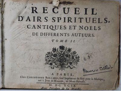 un vieux livre écrit posé sur une table