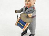 figurine représentant un homme avec un tambour et un roitelet