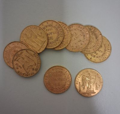 quelques pièces d'or posées les unes à côté des autres sur une table