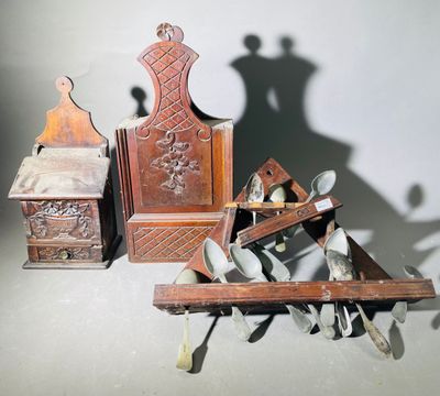 beaucoup d'objets posés sur le sol