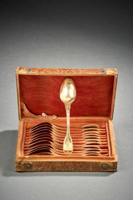 une boîte en bois contenant une cuillère et d'autres cuillères