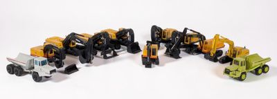tout un tas de petits camions jouets alignés les uns à côté des autres