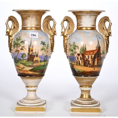 une paire de vases anciens ornés d'une peinture représentant une église