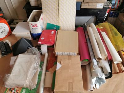 de nombreux types de matériaux d'emballage différents sur la table