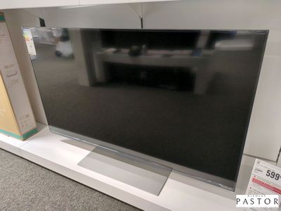 une photo d'un téléviseur à écran plat exposé dans un magasin