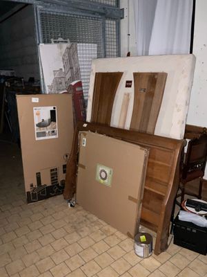 un tas de cartons et d'autres objets dans une pièce