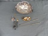 un bol en argent, une cuillère et d'autres objets posés sur une table