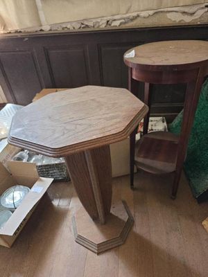 une table et une chaise dans une pièce en cours de rénovation