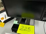 un bureau sur lequel se trouvent un écran d'ordinateur et d'autres fournitures de bureau