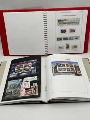 un livre ouvert avec des timbres, posé sur une table