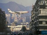 un avion qui survole une ville