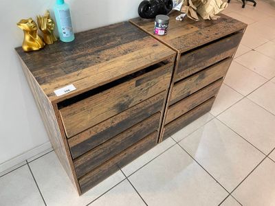 une commode en bois surmontée de deux tiroirs