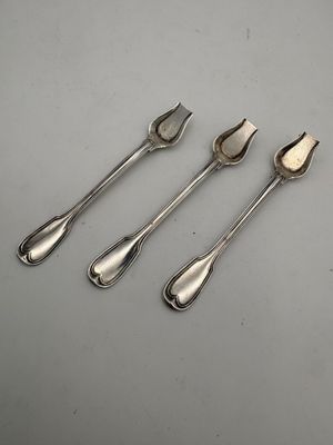 Suite de trois (3) cuillères à sel en argent, modèle à filet…