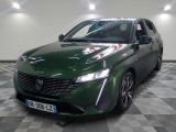 La voiture verte est garée sur un sol à damier dans le garage.