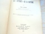 un livre ouvert posé sur une table, à côté d'une tasse de café