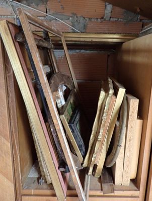 une pile de vieux livres dans une armoire en bois