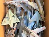 une boîte en carton contenant tout un tas d'avions de chasse