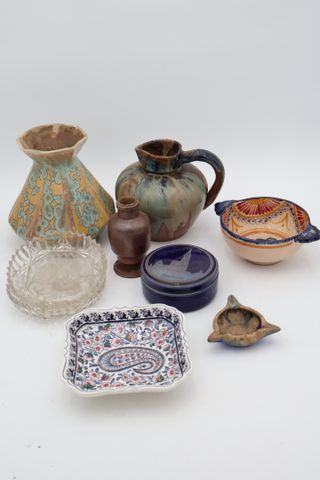 Lot comprenant vases en céramiques, bols en Quimper, pot couvert ...