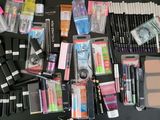 beaucoup de maquillage et de produits de maquillage disposés sur une table