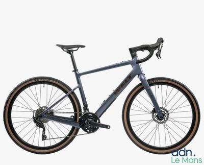 un vélo garé sur le bord de la route
