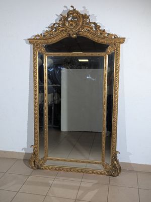 un grand miroir posé sur le sol d'une pièce