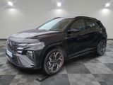 un SUV Volkswagen noir garé sur un sol à damier dans un showroom