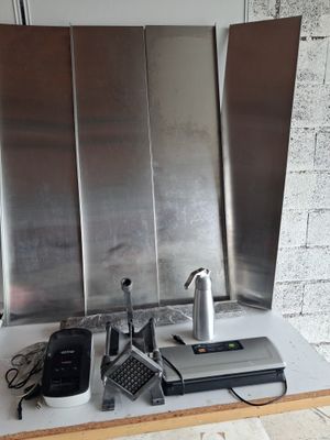 une plaque de cuisson sur laquelle sont posés plusieurs appareils électroménagers