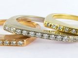 trois bagues en or et diamants sur un fond blanc