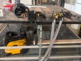 une photo d'un établi sur lequel sont posés des outils