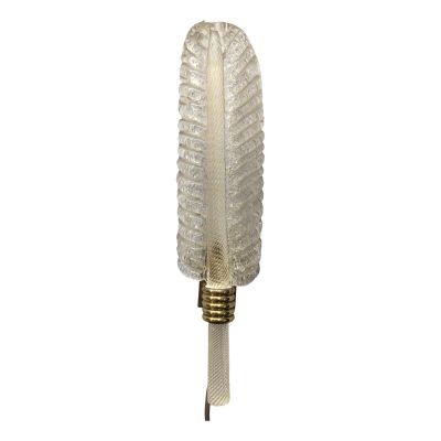 une image représentant une brosse à dents en verre sur fond blanc