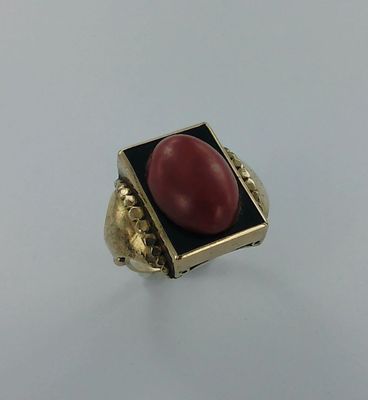 Bague or 375 millièmes sertie d'un cabochon de corail et d'o…