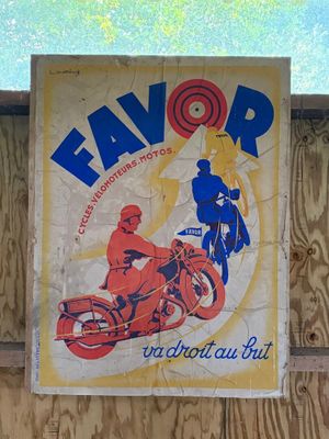 une affiche sur le mur d'un immeuble sur laquelle on peut lire « favor »