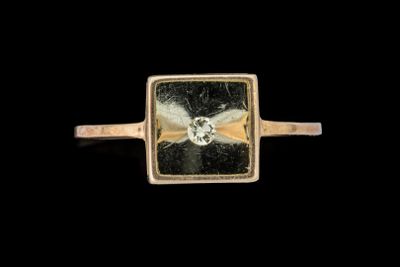 une image d'une bague en or avec un diamant au centre