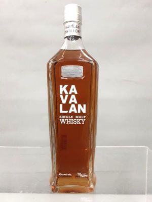 une bouteille de whisky single malt Kavalan exposée dans une vitrine